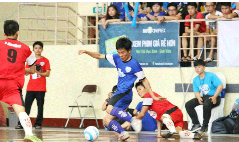 Futsal đang rất thu hút học sinh, sinh viên - Ảnh: Đình Thắng
