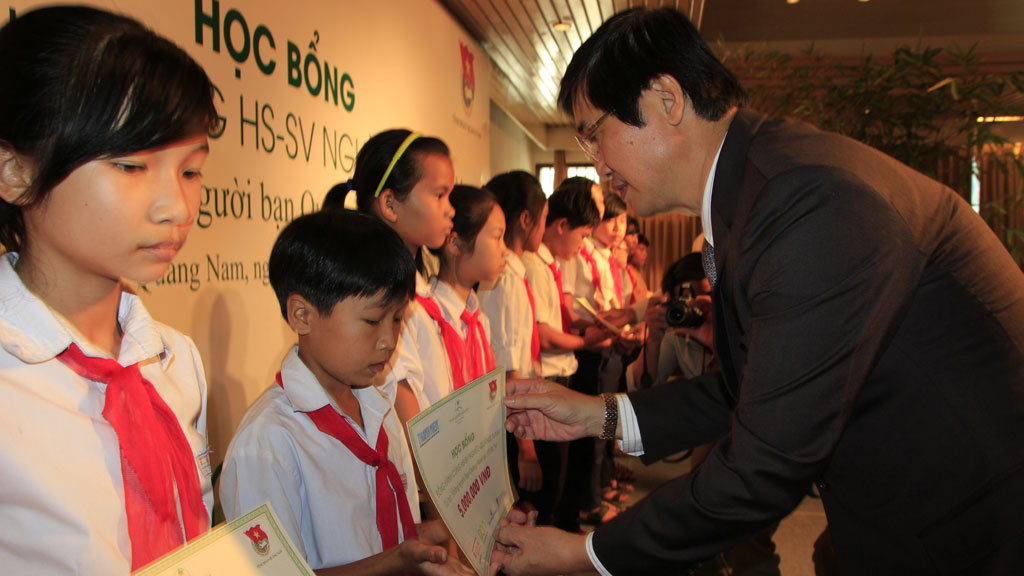 Bí thư Tỉnh ủy Quảng Nam trao học bổng cho các em học sinh - Ảnh: Hoàng Sơn