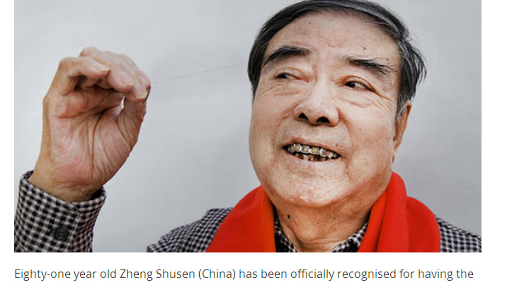Ông Zheng Shusen và sợi lông mày dài bất thường của mình - Ảnh chụp màn hình guinnessworldrecords.com