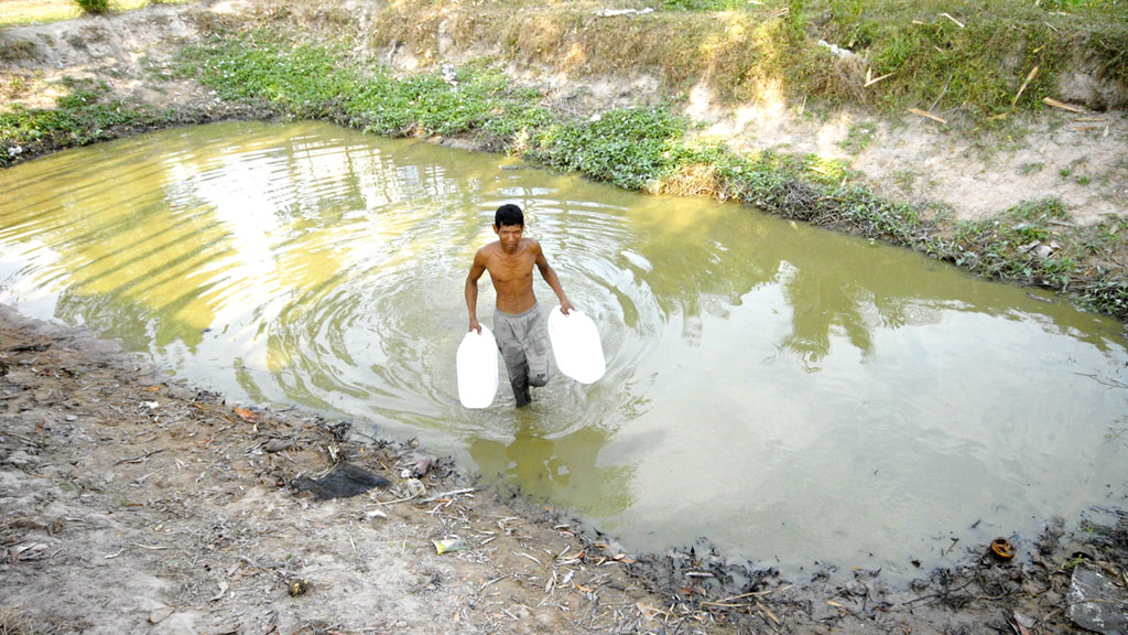 Người dân Trà Vinh đang thiếu nước do hạn hán - Ảnh: Công Hân