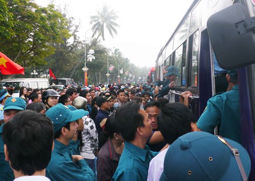 Hàng ngàn người dân Quy Nhơn đưa tiễn thanh niên lên đường nhập ngũ - Ảnh: Hoàng Trọng