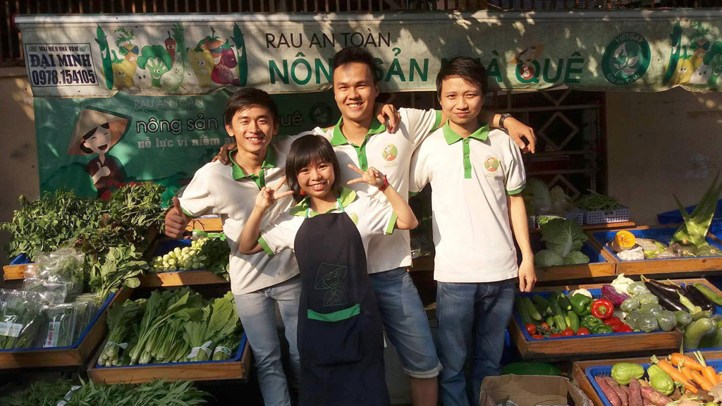 Nhóm của Trung tại một cửa hàng rau an toàn của công ty - Ảnh: N.V