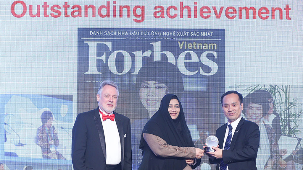 Đại diện tập đoàn TH (bìa phải) nhận giải thưởng tại Dubai - Ảnh: TH