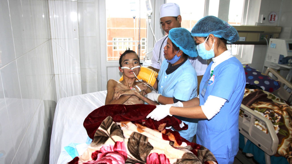 Hơn 3 tháng trời, Võ Danh được các nhân viên y tế của BV Đa khoa tỉnh Quảng Trị chăm sóc - Ảnh: Nguyễn Phúc