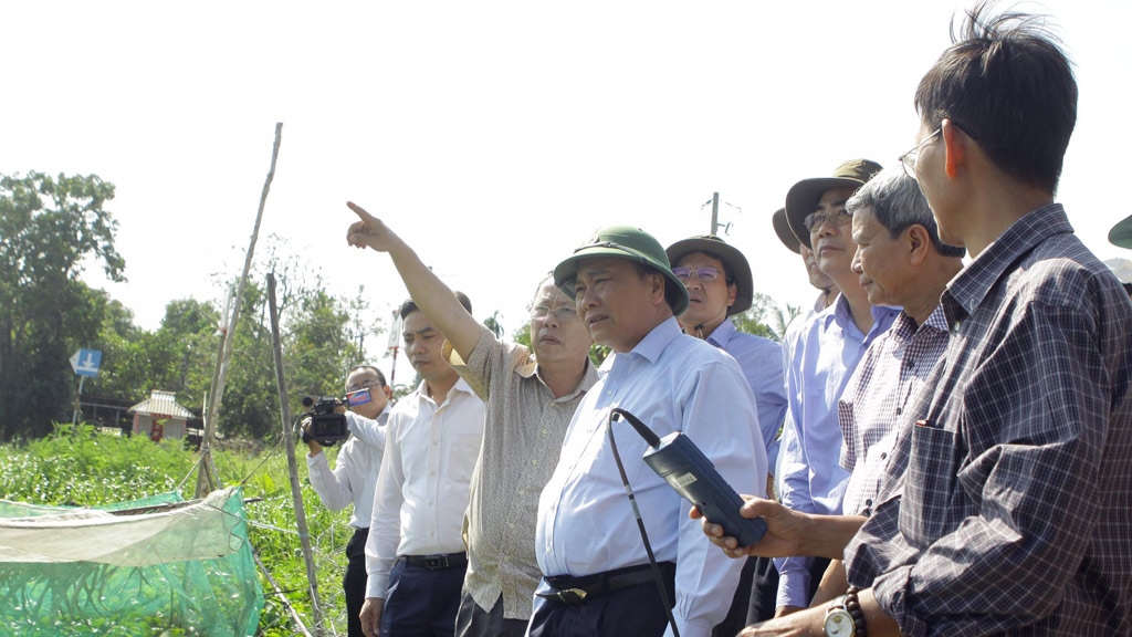 Phó thủ tướng Nguyễn Xuân Phúc (giữa) kiểm tra xâm nhập mặn năm 2016 tại tỉnh Hậu Giang - Ảnh: Duy Khương