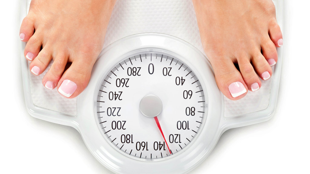 Theo dõi cân nặng, tức duy trì trọng lượng khỏe mạnh giúp ngừa bệnh mất trí nhớ - Ảnh: Shutterstock