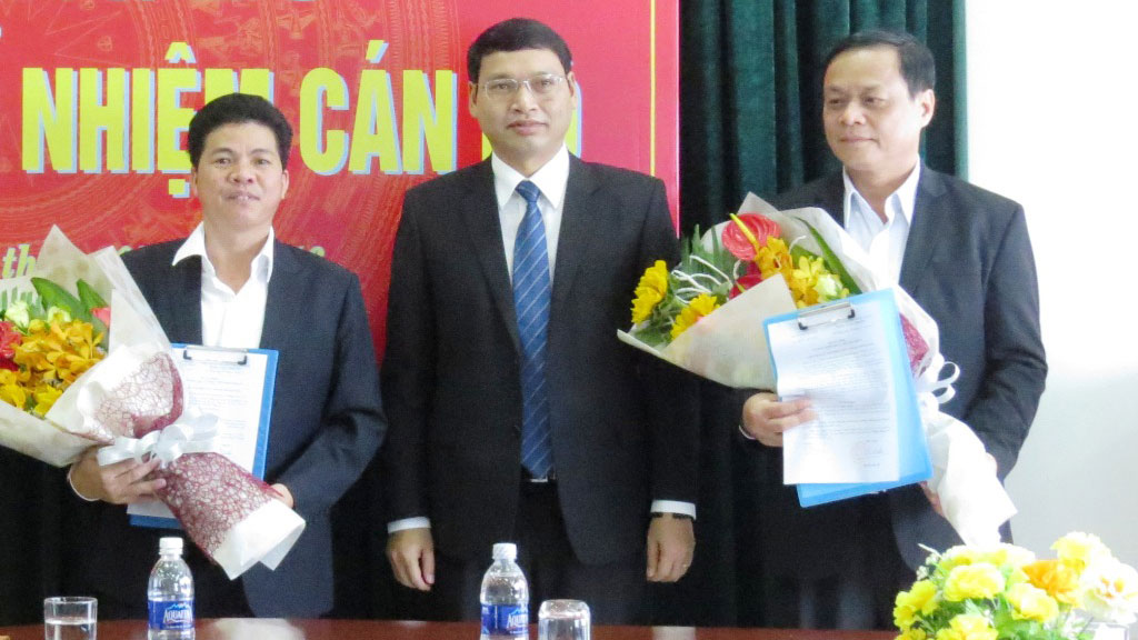Ông Võ Ngọc Đồng (bìa phải), Chánh văn phòng Thành ủy giữ chức vụ Chủ tịch UBND H.Hoàng Sa - Ảnh: UBND huyện Hoàng Sa