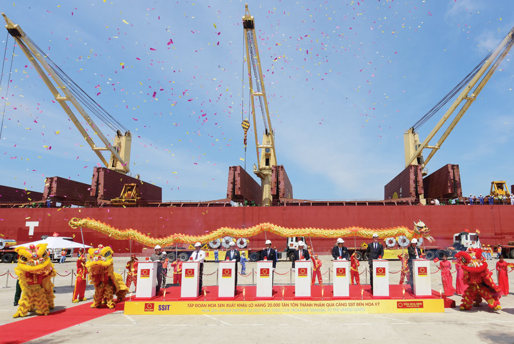 Các đại biểu thực hiện nghi thức phát lệnh vận chuyển 20.000 tấn tôn thành phẩm lên tàu - Ảnh: Hoa Sen Group