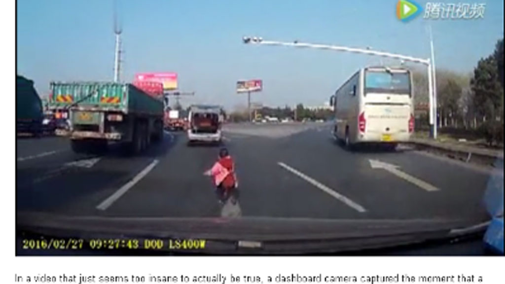 Đứa bé đứng sau khi rơi khỏi xe của ông - Ảnh chụp màn hình Shanghaiist