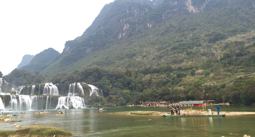 Cồn Pò Thoong dưới chân thác Bản Giốc (cạnh chiếc bè chở khách du lịch) là đường trung tuyến phân định biên giới Việt - Trung trên dòng sông Quây Sơn