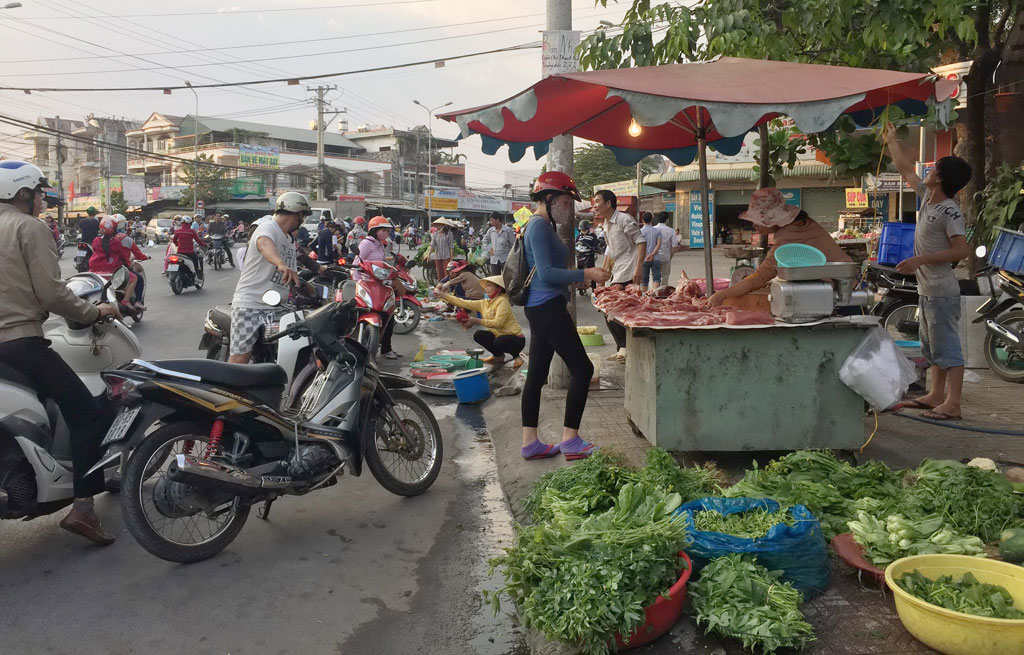 Người bán hàng tự phát lấn ra cả lòng đường ở chợ tự phát trên đường Đồng Khởi, P. Trảng Dài (TP. Biên Hòa)- Ảnh Lê Lâm