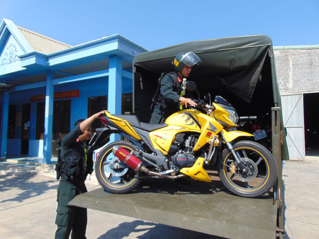 Đưa xe mô tô vi phạm về khu tạm giữ - Ảnh: Nguyễn Long