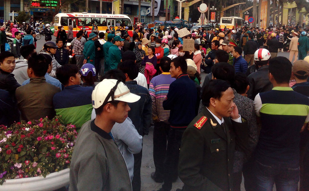 Nhiều người tụ tập phản đối việc di dời bến bãi neo đậu tàu thuyền - Ảnh: Ngọc Minh