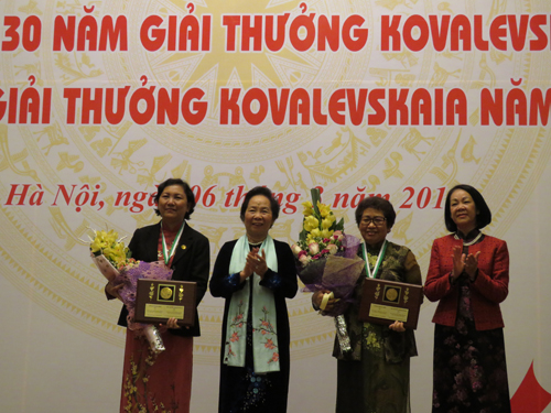 Bà Trương Thị Mai và bà Nguyễn Thị Doan chúc mừng hai nhà khoa học nhận Giải thưởng Kovalevskaia năm 2015 - Ảnh: VGP/Đỗ Hương