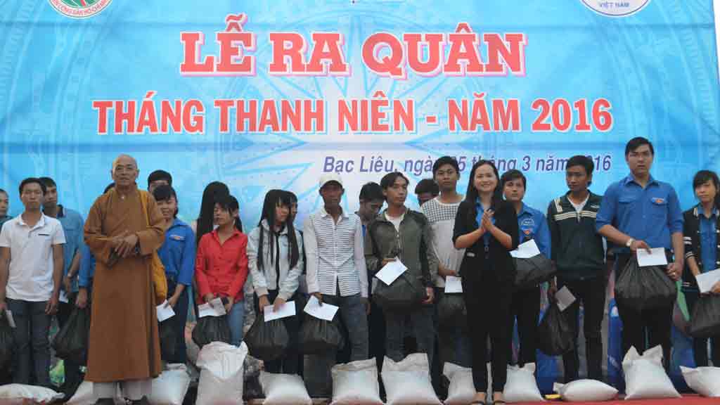 Tặng quà cho hộ nghèo trong lễ ra quân Tháng thanh niên 2016 - Ảnh: Trần Thanh Phong