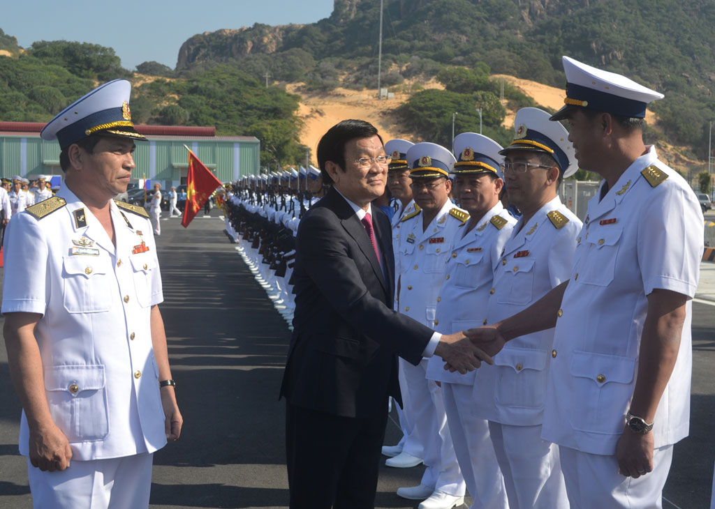 Chủ tịch nước Trương Tấn Sang thăm hỏi lực lượng hải quân làm nhiệm vụ tại Cảng quốc tế Cam Ranh - Ảnh: Trần Đăng