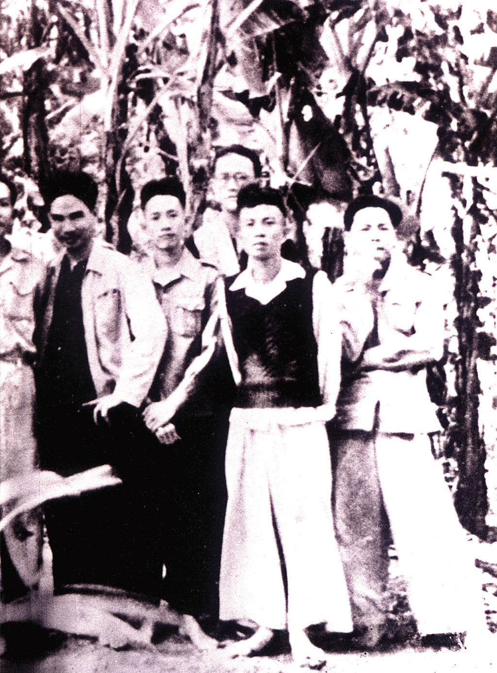 Nguyễn Bính (thứ 2 từ phải qua) và anh em văn nghệ sĩ Đoàn văn công Khu 8 - Ảnh: Tư liệu gia đình