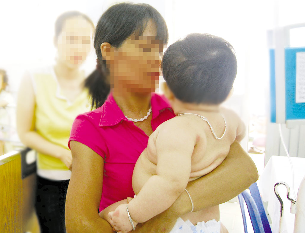 Nhiều bậc cha mẹ đang khổ sở  “giảm từng cân” cho con - Ảnh: Thanh Tùng