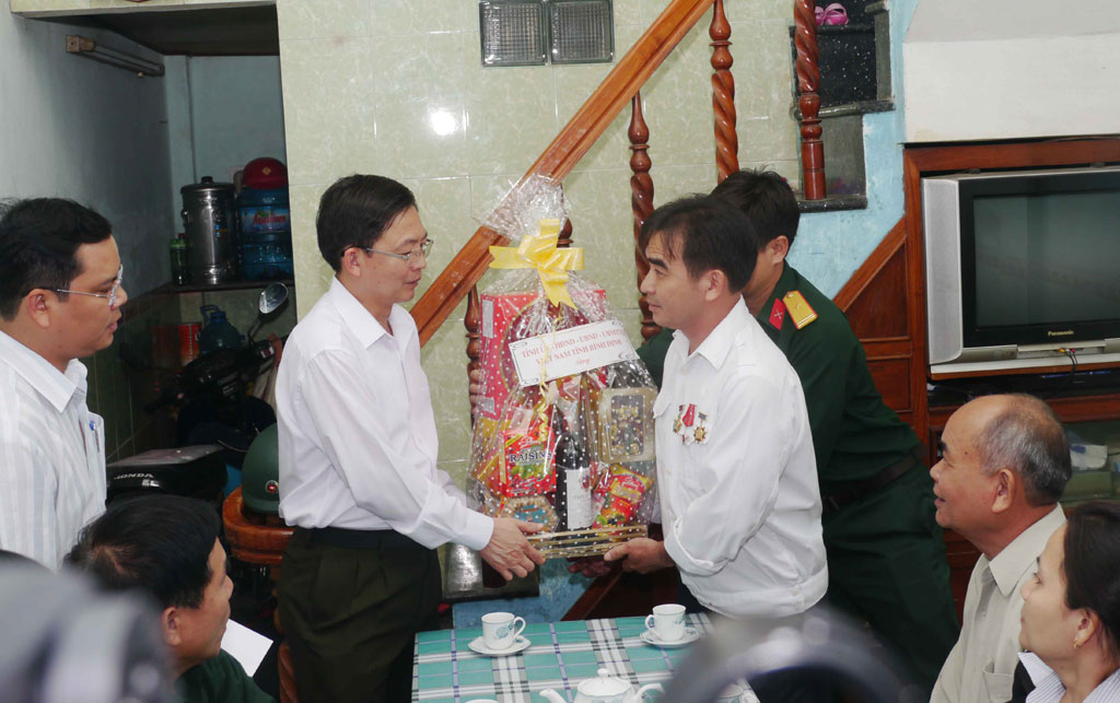 Ông Hồ Quốc Dũng (bên trái) tặng quà cho cựu binh Gạc Ma Lê Minh Thoa - Ảnh: Hoàng Trọng
