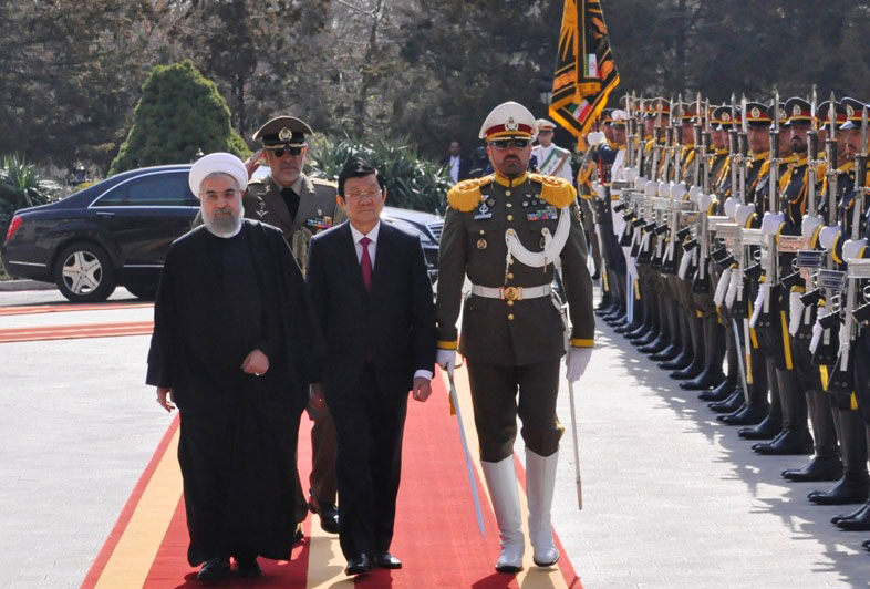 Chủ tịch nước Trương Tấn Sang và Tổng thống Hassan Rouhani duyệt đội danh dự - Ảnh: Thái Sơn