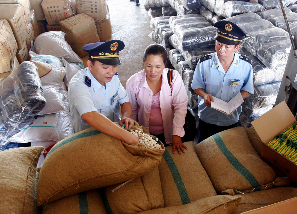Hải quan cửa khẩu Móng Cái kiểm tra hàng hóa - Ảnh: Bình Minh