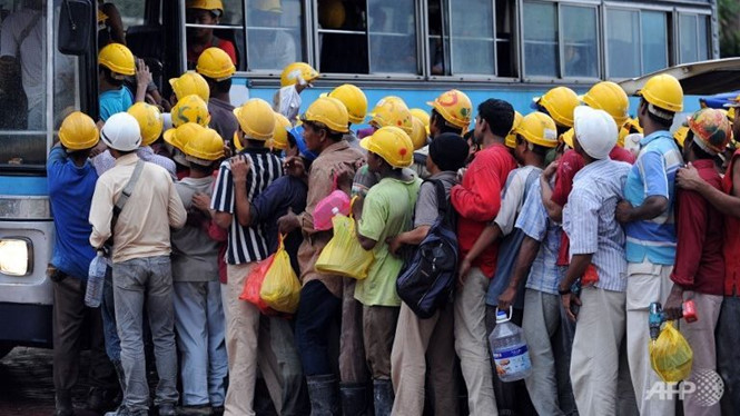 Lao động nước ngoài tại một công trường ở Kuala Lumpur, Malaysia - Ảnh: AFP