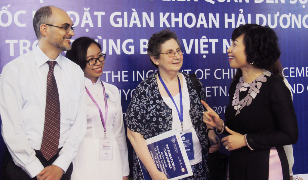 NGƯT-GS-TS Mai Hồng Quỳ (bìa phải) trao đổi với các đại biểu tại hội thảo quốc tế về Biển Đông - Ảnh: Trần Đức Hiệp