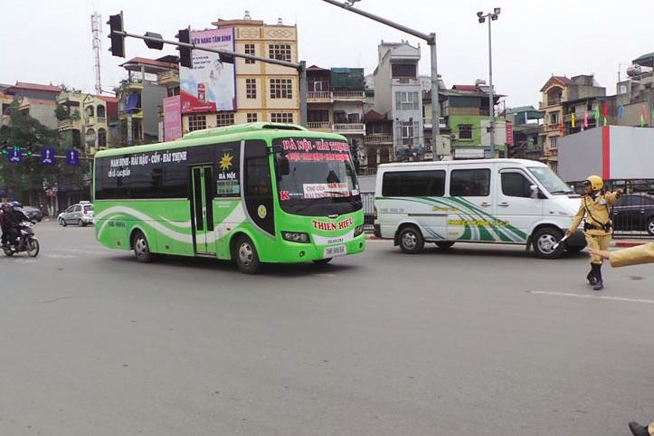 Xe khách dừng đỗ đón khách trên đường Giải Phóng bị xử phạt - Ảnh: Minh Chiến