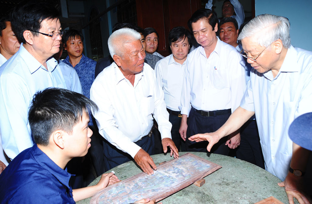 Tổng bí thư thăm hỏi tình hình sản xuất kinh doanh của người dân Tiền Giang - Ảnh: Duy Phạm