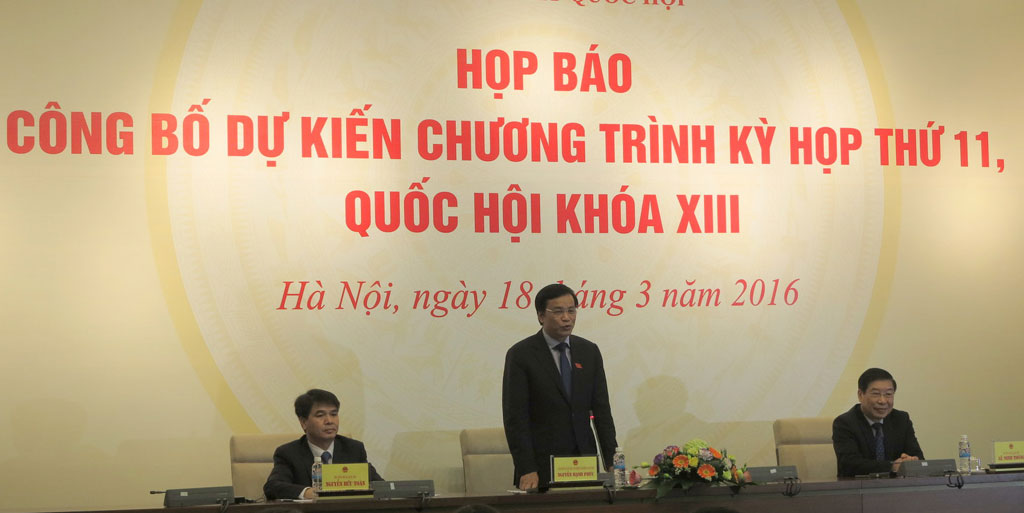 Ông Nguyễn Hạnh Phúc (đứng) trả lời báo chí tại cuộc họp báo - Ảnh: T.Sơn