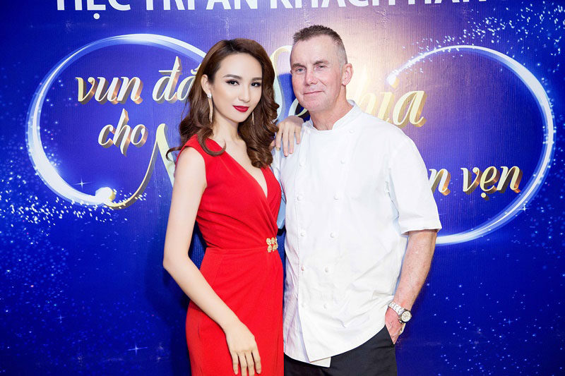 Hoa hậu Ngọc Diễm chọn bộ đầm đỏ rực của nhà thiết kế Minh Tú để khoe sắc trong buổi tiệc cùng đầu bếp Gary Rhodes - Ảnh: BTC