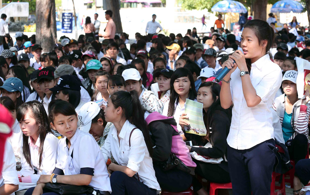 Học sinh TX.Sông Cầu (tỉnh Phú Yên) đặt nhiều câu hỏi về lựa chọn ngành nghề - Ảnh: Đào Ngọc Thạch