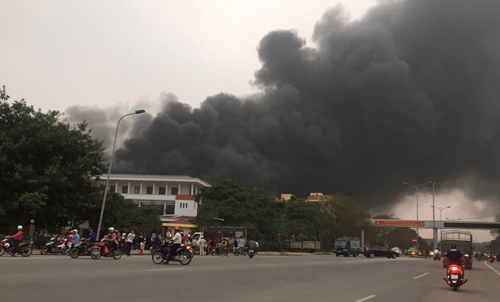 Cháy lớn tại Nhà máy gạch Viglacera Thăng Long - Ảnh: Khánh An