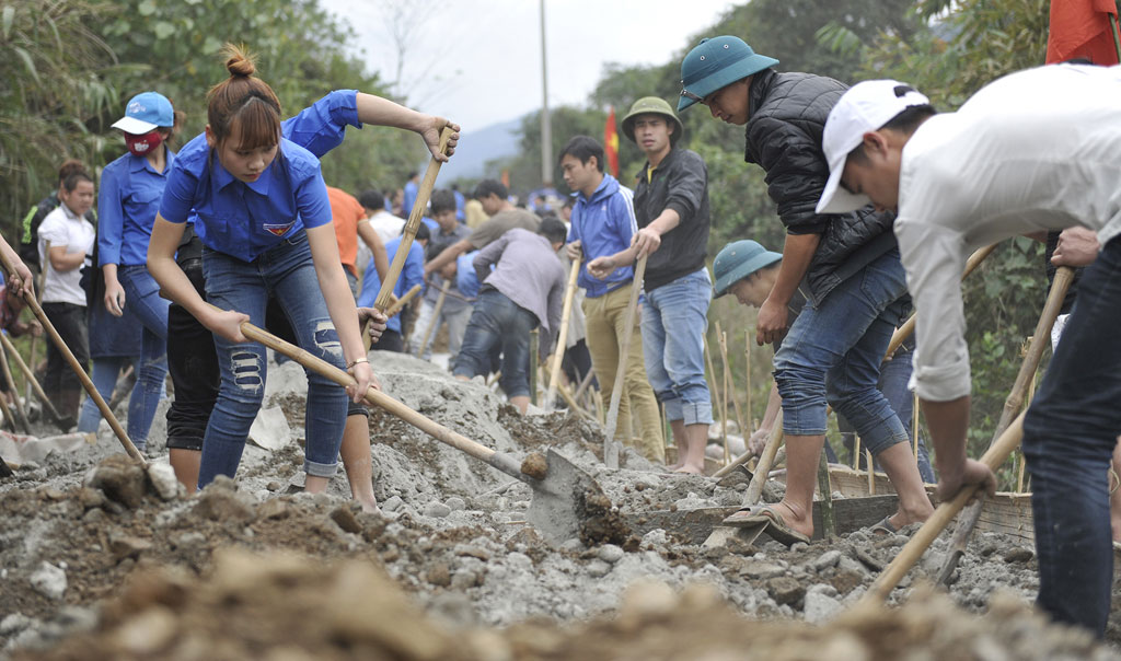 Thanh niên tình nguyện làm đường ở xóm Vay, H.Kim Bôi, Hòa Bình - Ảnh: Phan Hậu