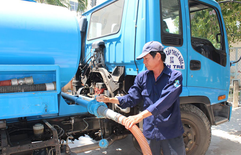 Xe bồn của Công ty cổ phần cấp thoát nước Bến Tre cấp nước cho Bệnh viện Nguyễn Đình Chiểu - Ảnh: Đ.T