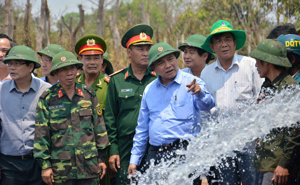 Phó thủ tướng động viên cán bộ, chiến sĩ Tỉnh đội Gia Lai giúp người dân Chư Sê chống hạn - Ảnh: Trần Hiếu