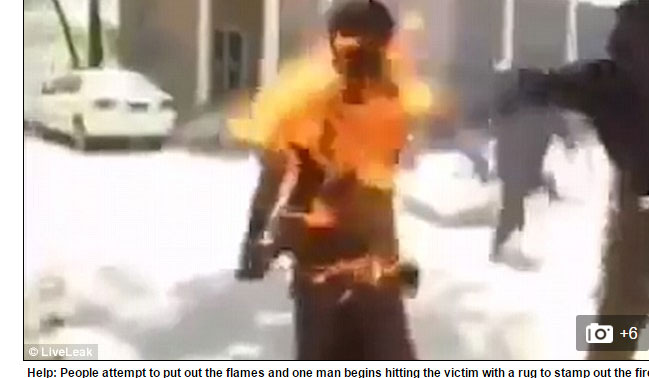 Cảnh lửa trùm kín chàng thanh niên - Ảnh chụp màn hình Daily Mail