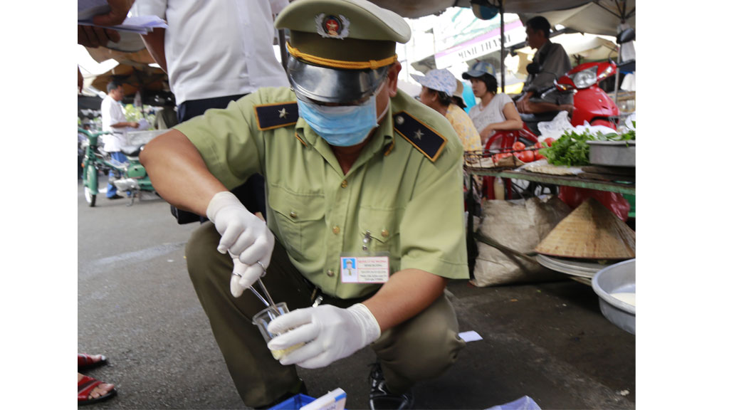 Lực lượng chức năng kiểm tra nhanh chất cấm tại chợ Thủ Dầu Một, Bình Dương - Ảnh: TTXVN