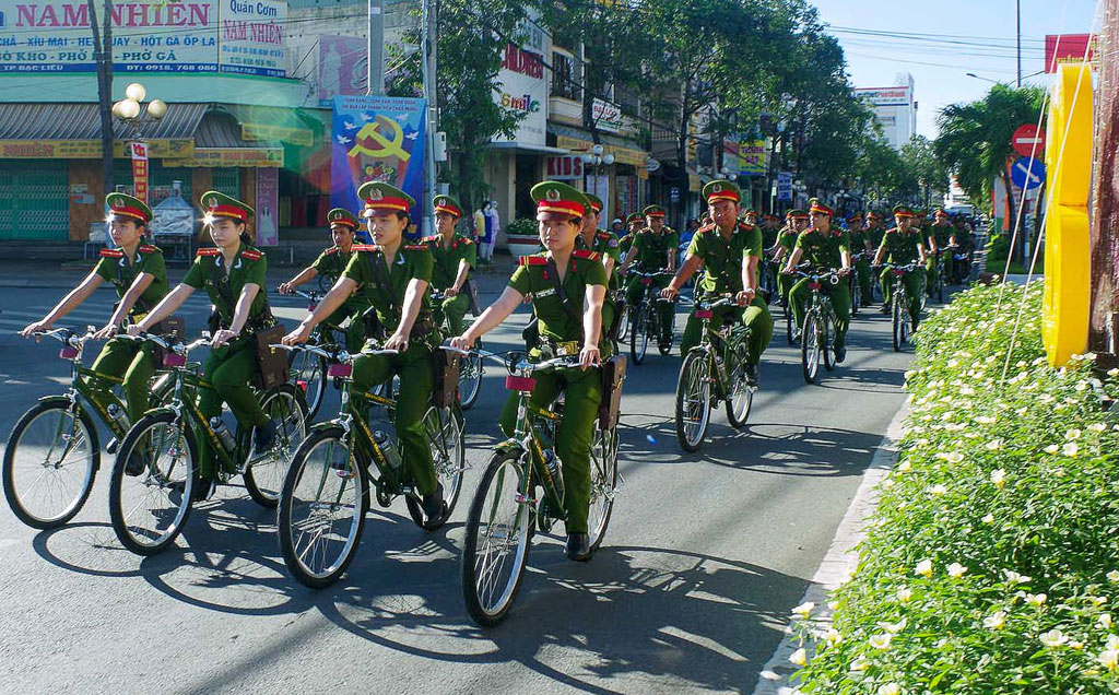 Công an TP.Bạc Liêu tuần hành bằng xe đạp - Ảnh: Trần Thanh Phong