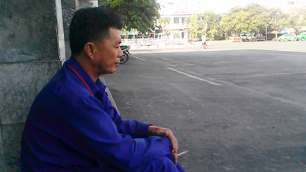 Anh lái xe ôm ngồi mệt mỏi trước sảnh ga rít thuốc, nhìn ra khoảng sân ga Sài Gòn vắng hoe khách. 