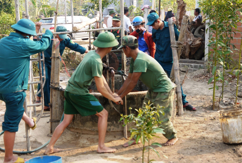 Bộ đội giúp dân nạo vét giếng nước tại TP.Kon Tum - Ảnh: Gia Hương