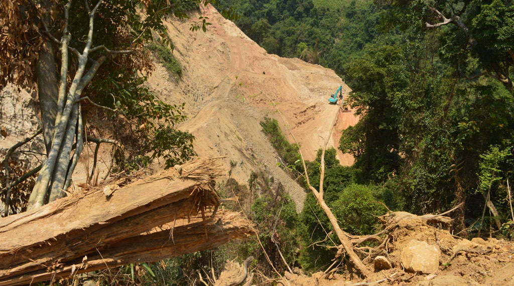 Công ty CP Thiên Tân tự ý xâm hại rừng thi công mặt bằng nhà máy thủy điện Đăkre - Ảnh: Hiển Cừ