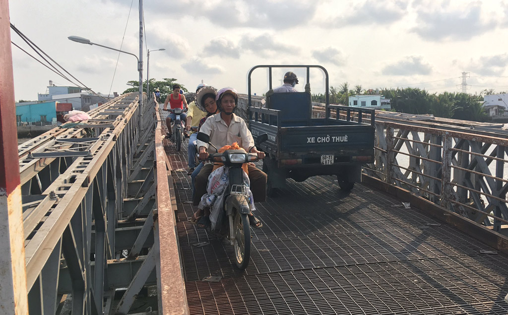 Cây cầu sắt yếu ớt dọc theo đường Lê Văn Lương, H.Nhà Bè, TP.HCM - Ảnh: Đình Sơn