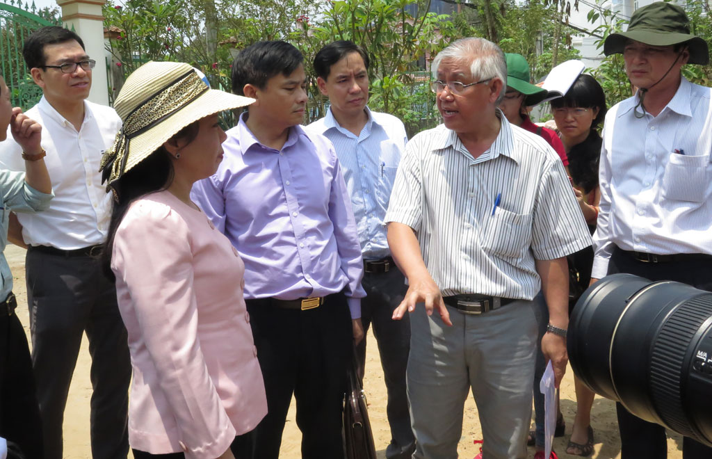 Bộ trưởng Nguyễn Thị Kim Tiến kiểm tra nguồn lây bệnh ở khu vực gần nhà thai phụ (Q.2, TP.HCM) nhiễm vi rút Zika - Ảnh: Phan Công Chiến