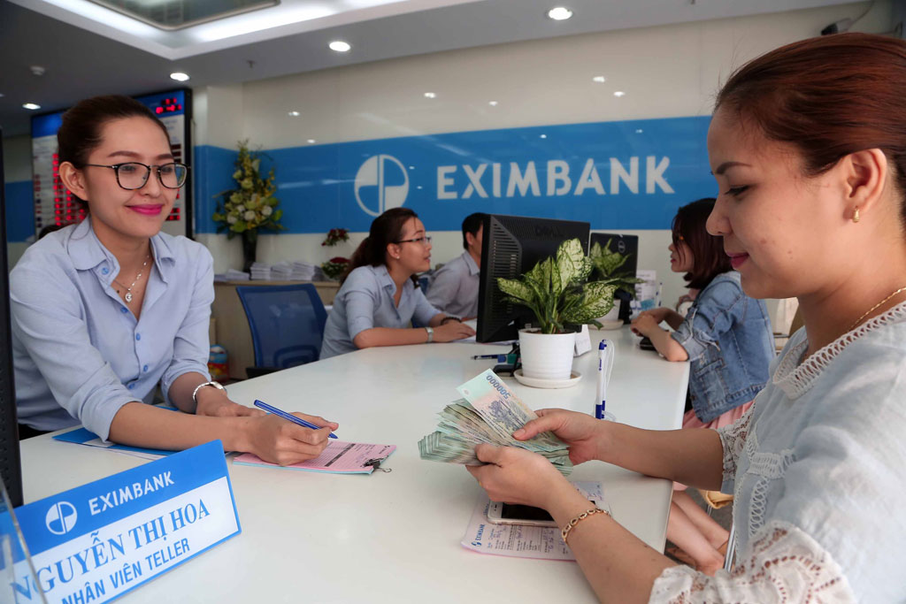 Khách hàng gửi tiền tại Eximbank vào chiều 7.4 - Ảnh: Ngọc Thạch