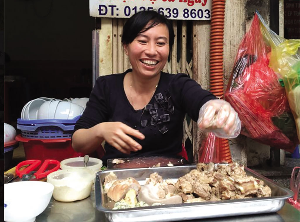 Hàng bán bún lưỡi Chân Cầm còn có dịch vụ chuyển hàng - ẢNH: Việt Nguyễn