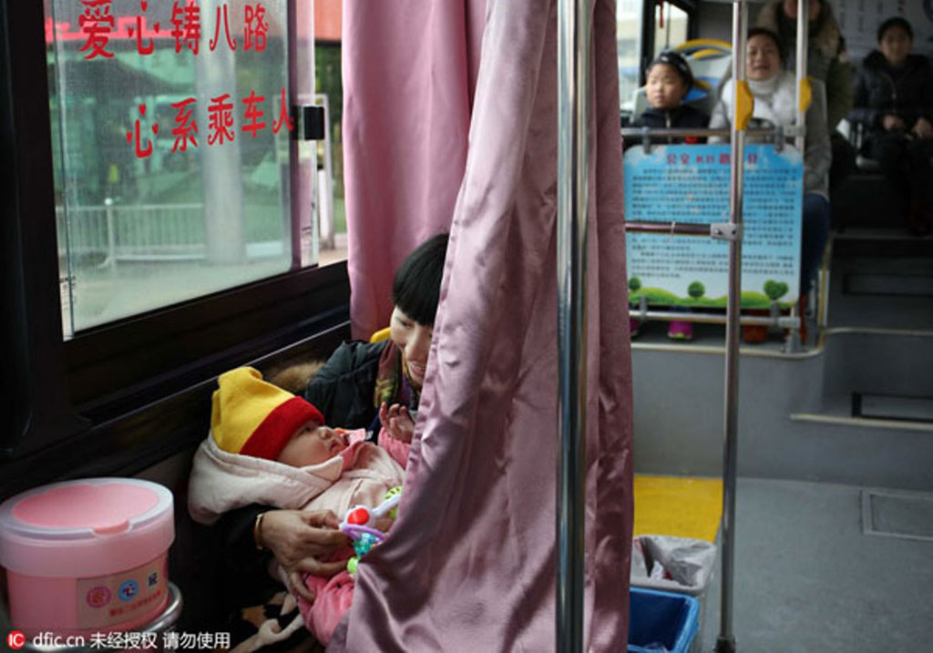 Một bà mẹ đang chuẩn bị cho con bú tại một buồng trên xe buýt ở thành phố Kim Hoa, tỉnh Chiết Giang - Ảnh: China Daily