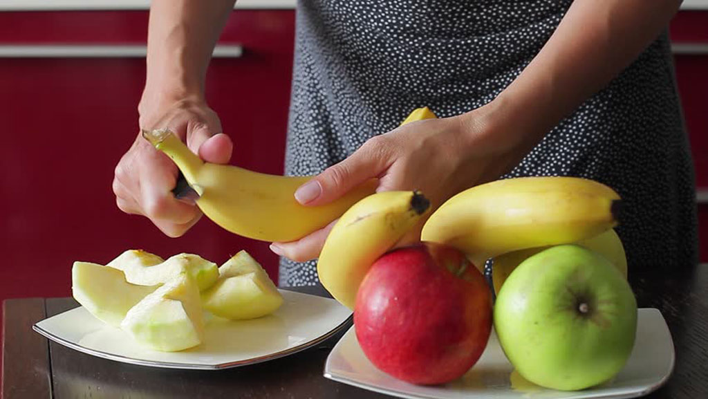 Mỗi ngày ăn 1 quả táo/trái chuối để tránh xa bác sĩ - Ảnh: Shutterstock