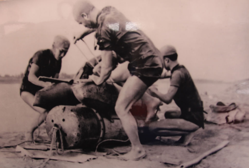 Chiến sĩ Lữ đoàn 126 thực hành tháo lắp thủy lôi vào năm 1968 - Ảnh tư liệu của Quân chủng Hải quân