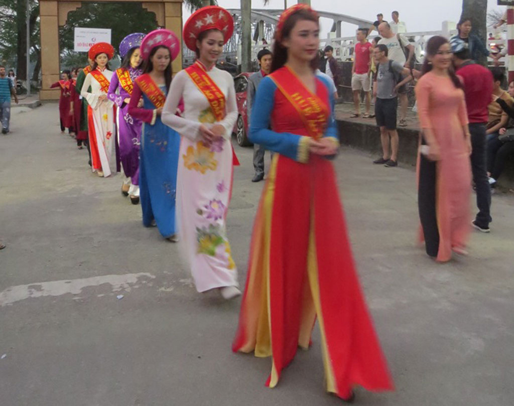 Các người mẫu trong trang phục áo dài diễu hành qua các đường phố du lịch của TP.Huế